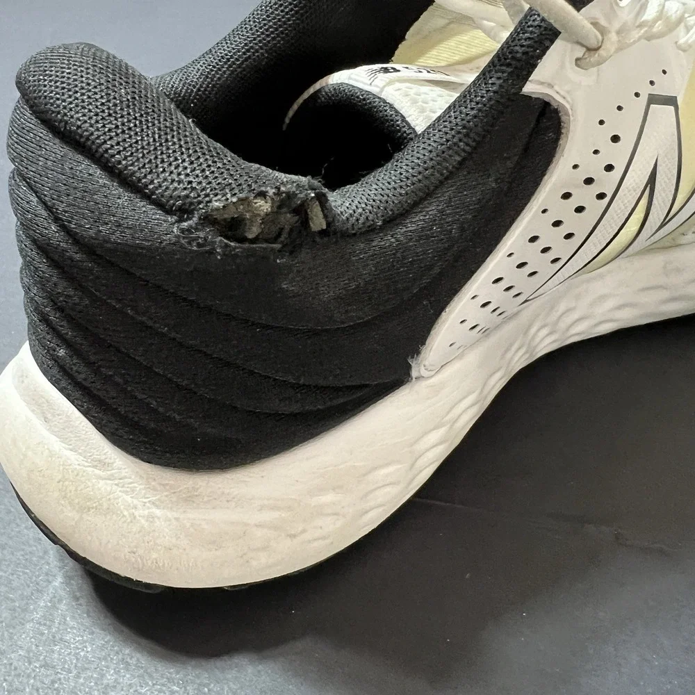 New Balance 520 Men's Size 11 White/Black Low Top Lace-Up Sneakers M520CW7